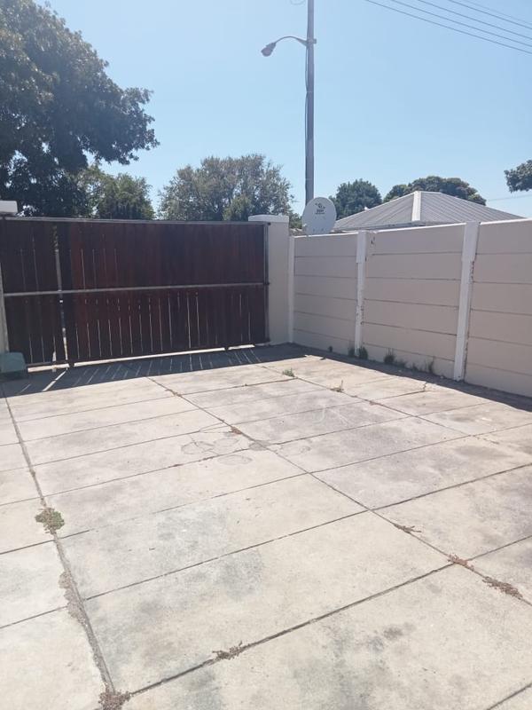 To Let 4 Bedroom Property for Rent in Goodwood Central Western Cape